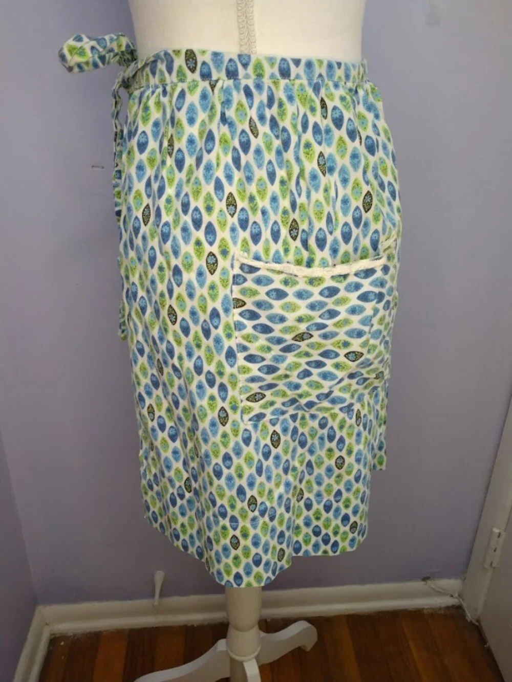 Vintage Waist Apron with One Pocket Tie Around Waist Blue Green Geometric Print